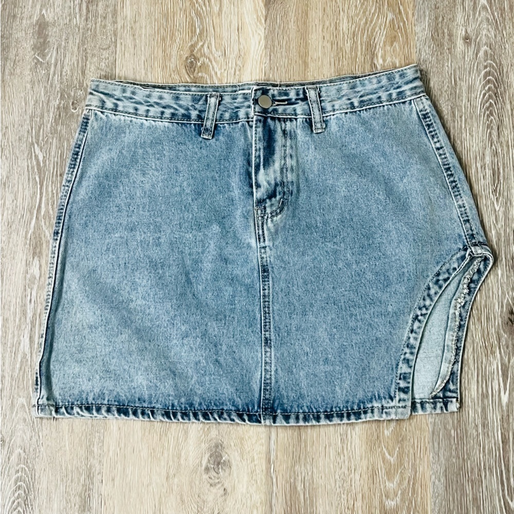 Hazel & Olive side cutout denim mini skirt, zip/button closure, size medium.